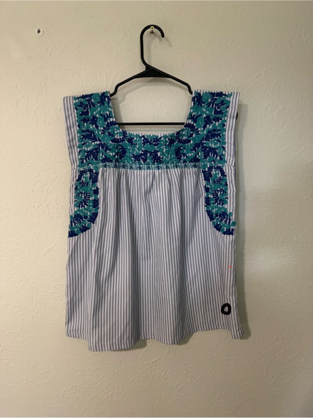 J.Marie Cotton Top with Embroidered Flowers Size M - Picture 5 of 7